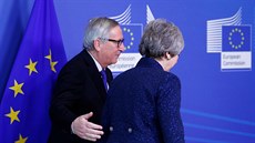Pedseda Evropské komise Jean-Claude Juncker (vlevo) a britská premiérka...