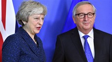 Pedseda Evropské komise Jean-Claude Juncker (vpravo) a britská premiérka...