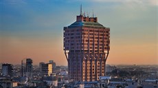 Z milánské budovy Torre Velasca postavené ve stylu moderního brutalismu a... Z milánské budovy Torre Velasca postavené ve stylu moderního brutalismu a...