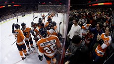 Tým Philadelphia Flyers slaví vítězství na domácím ledě v NHL Tým Philadelphia Flyers slaví vítězství na domácím ledě v NHL