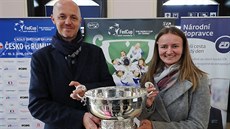 Nehrající kapitán Petr Pála a Barbora Krejčíková pózují po příjezdu do Ostravy... Nehrající kapitán Petr Pála a Barbora Krejčíková pózují po příjezdu do Ostravy...
