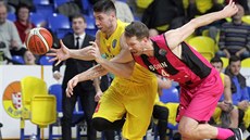 Rostislav Dragoun (vlevo) z Opavy se snaží prosadit přes Nata Linharta z Bonnu. Rostislav Dragoun (vlevo) z Opavy se snaží prosadit přes Nata Linharta z Bonnu.