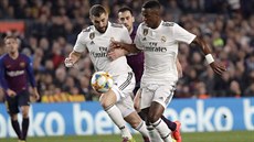 Karim Benzema (vlevo) a Vinicius Junior z Realu Madrid v zápase s Barcelonou. Karim Benzema (vlevo) a Vinicius Junior z Realu Madrid v zápase s Barcelonou.