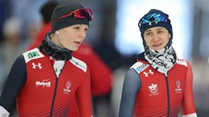 eské rychlobruslaky Nikola Zdráhalová (vlevo) a Martina Sáblíková na tréninku...