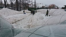 Dobrovolní hasiči odklidili sníh, aby mohli halu znovu nafouknout. Dobrovolní hasiči odklidili sníh, aby mohli halu znovu nafouknout.