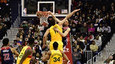 Tomáš Satoranský (vpravo) z Washingtonu smečuje přes Brooka Lopeze z Milwaukee,... Tomáš Satoranský (vpravo) z Washingtonu smečuje přes Brooka Lopeze z Milwaukee,...