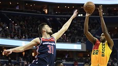 Tomáš Satoranský (vlevo) z Washingtonu brání Khrise Middletona (22) z Milwaukee. Tomáš Satoranský (vlevo) z Washingtonu brání Khrise Middletona (22) z Milwaukee.