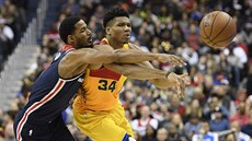 Trevor Ariza (vlevo) z Washingtonu a Janis Adetokunbo z Milwaukee bojují o míč. Trevor Ariza (vlevo) z Washingtonu a Janis Adetokunbo z Milwaukee bojují o míč.
