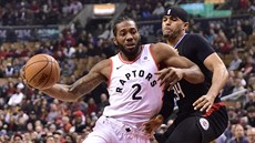 Kawhi Leonard (2) z Toronta najídí kolem Tobiase Harrise z LA Clippers.