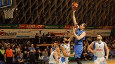 Radovan Kouřil (v modrém) z Opavy útočí přes Justuse Alleyna z Ostravy, sleduje... Radovan Kouřil (v modrém) z Opavy útočí přes Justuse Alleyna z Ostravy, sleduje...