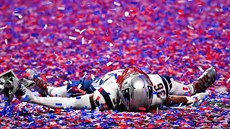 Brandon King z New England Patriots si užívá triumf v Super Bowlu LIII. Brandon King z New England Patriots si užívá triumf v Super Bowlu LIII.