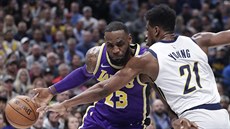 LeBron James (23) z LA Lakers najíždí kolem Thaddeuse Younga (21) z Indiany. LeBron James (23) z LA Lakers najíždí kolem Thaddeuse Younga (21) z Indiany.