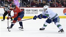 Jakub Vrána (13),z Washingtonu pod tlakem Troye Stechera (51) z Vancouveru. Jakub Vrána (13),z Washingtonu pod tlakem Troye Stechera (51) z Vancouveru.