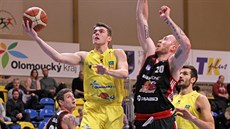 František Váňa (vlevo) z Olomoucka zakončuje kolem Šimona Puršla ze Svitav. František Váňa (vlevo) z Olomoucka zakončuje kolem Šimona Puršla ze Svitav.