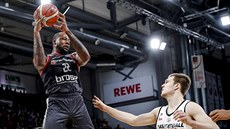 Cliff Alexander (vlevo) z Bamberku doskočil v zápase s Nymburkem, sleduje ho... Cliff Alexander (vlevo) z Bamberku doskočil v zápase s Nymburkem, sleduje ho...