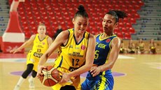Alyssa Thomasová (vpravo) z USK Praha brání Albinu Raževovou z Castors Braine. Alyssa Thomasová (vpravo) z USK Praha brání Albinu Raževovou z Castors Braine.