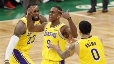 LeBron James (vlevo) a Kyle Kuzma (vpravo) z LA Lakers oslavují Rajona Ronda za... LeBron James (vlevo) a Kyle Kuzma (vpravo) z LA Lakers oslavují Rajona Ronda za...