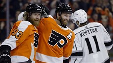 Jakub Voráček (vlevo) a Sean Couturier z Philadelphie slaví gól, zklamali... Jakub Voráček (vlevo) a Sean Couturier z Philadelphie slaví gól, zklamali...