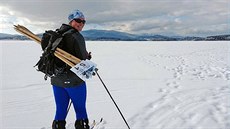 Adéla Černá, ředitelka závodu Lipno Ice Marathon, vytyčuje trať na zamrzlém... Adéla Černá, ředitelka závodu Lipno Ice Marathon, vytyčuje trať na zamrzlém...