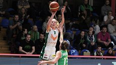 Petra Záplatová (vlevo) z Žabin Brno střílí přes Lenku Bartákovou z KP Brno. Petra Záplatová (vlevo) z Žabin Brno střílí přes Lenku Bartákovou z KP Brno.