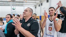 Královéhradecký trenér Lubomír Peterka a Pavol Lošonský (32) tleskají divákům. Královéhradecký trenér Lubomír Peterka a Pavol Lošonský (32) tleskají divákům.