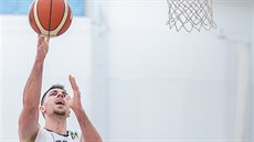 Pavol Lošonský (vlevo) z Hradce Králové zakončuje na koš Ostravy. Pavol Lošonský (vlevo) z Hradce Králové zakončuje na koš Ostravy.