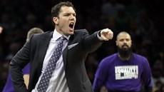 Luke Walton usměrňuje hráče LA Lakers. Luke Walton usměrňuje hráče LA Lakers.