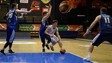 Ondřej Sehnal (v bílém) z USK Praha proniká ke koši Kolína. Ondřej Sehnal (v bílém) z USK Praha proniká ke koši Kolína.
