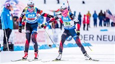 PEDÁVKA. eská biatlonistka Lucie Charvátová (vlevo) poutí na tra Veroniku...