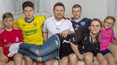 FOTBALOVÁ RODINA. Aleš Hellebrand (v bílém) hrával nejvyšší fotbalovou soutěž v... FOTBALOVÁ RODINA. Aleš Hellebrand (v bílém) hrával nejvyšší fotbalovou soutěž v...