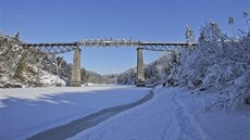 Unikátní výměna středního dílu železničního mostu nad Hracholuskou přehradou.... Unikátní výměna středního dílu železničního mostu nad Hracholuskou přehradou....