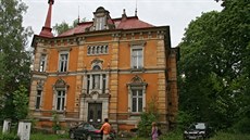 Až do roku 1989 vila sloužila jako Dům pionýrů a spořitelna a po roce 1989... Až do roku 1989 vila sloužila jako Dům pionýrů a spořitelna a po roce 1989...