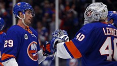 Robin Lehner (vlevo), brankář New York Islanders, přijímá gratulace od... Robin Lehner (vlevo), brankář New York Islanders, přijímá gratulace od...