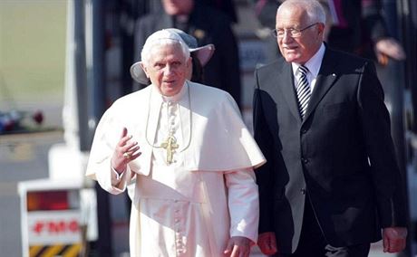 Papee Benedikta XVI. pivtal v esku na letiti ve star Ruzyni prezident...