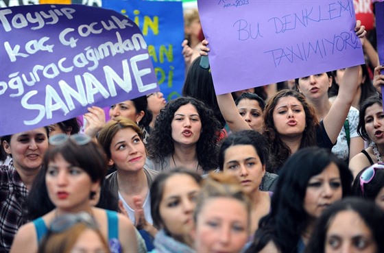 Turecké eny v roce 2012 protestovaly proti plonému zákazu potrat.