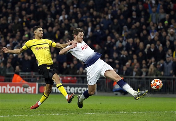 Jan Vertonghen z Tottenhamu pi gólové stele proti Dortmundu.