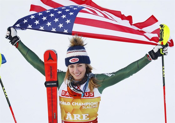 Americká lyaka Mikaela Shiffrinová se raduje z vítzství ve slalomu na...