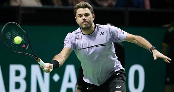 vcar Stan Wawrinka se natahuje po mi v semifinle turnaje v Rotterdamu.