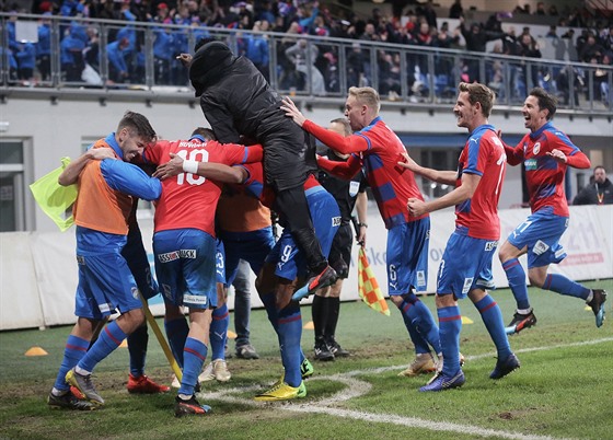 Hrái Plzn se radují z druhého gólu v zápase proti Slavii.