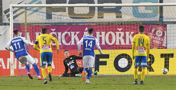 Nikolaj Komlienko (vlevo) z Mladé Boleslavi pekonává z penalty teplického...