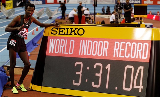 Teprve devatenáctiletý Etiopan Samuel Tefera zabhl na mítinku IAAF v...