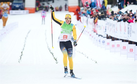 védská bkyn na lyích Lina Korsgrenová dojídí do cíle Jizerské padesátky.