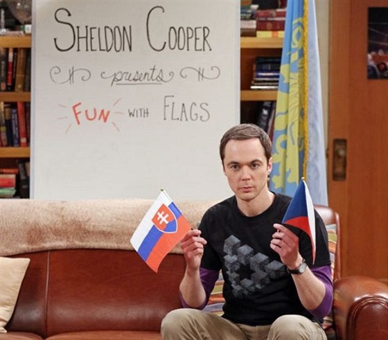 Sheldon Cooper v seriálu Teorie velkého tesku s eskou a slovenskou vlajkou