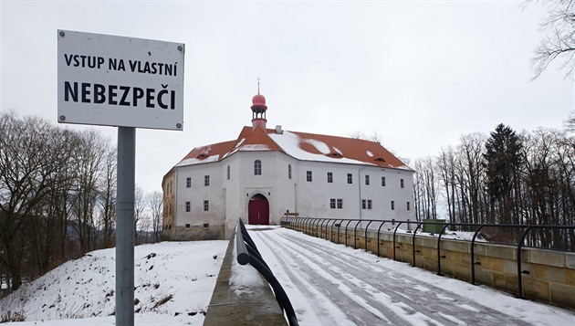 Zámek ve Strái pod Ralskem je z nejhorího venku, postupn ho opravují.