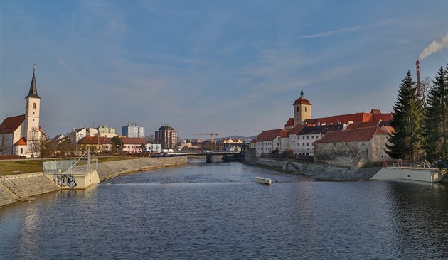 Otava tee ve Strakonicích kolem hradu.