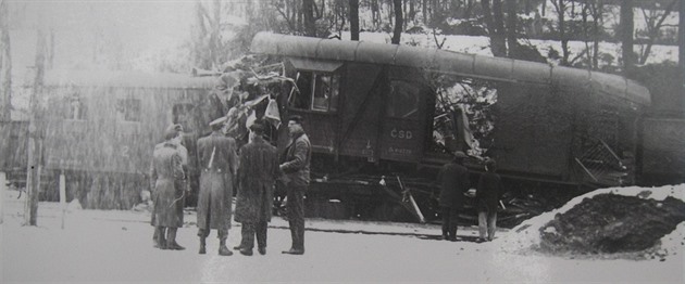 Pohled na vagony zniené pi stetu 25. ledna roku 1964.