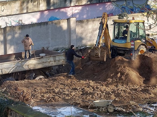 Kvli stavb komunitního centra vjely na hbitov bagry. Podle místních se s...