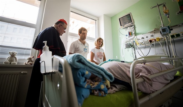 Kardinál Dominik Duka navtívil v hoovické nemocnici Oddlení následné a...