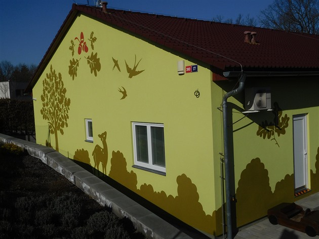 Nápaditá fasáda mateřské školky v Křeslicích.