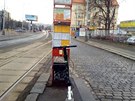 Koloběžka čekající na příjezd tramvaje Koloběžka čekající na příjezd tramvaje